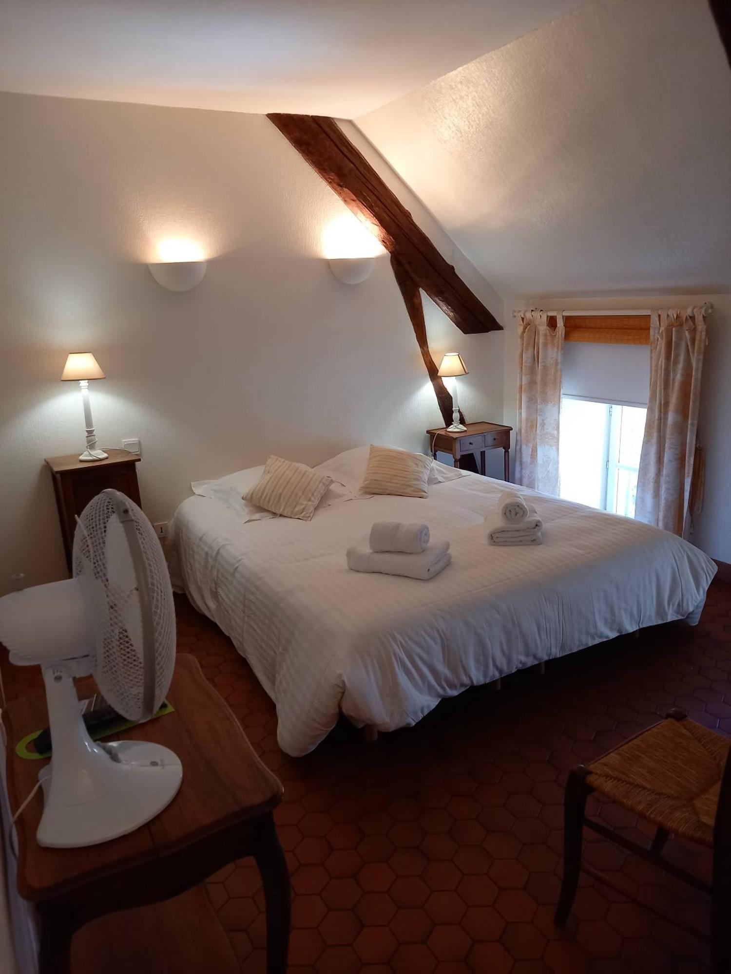 Hotel De La Halle Nolay  Zimmer foto