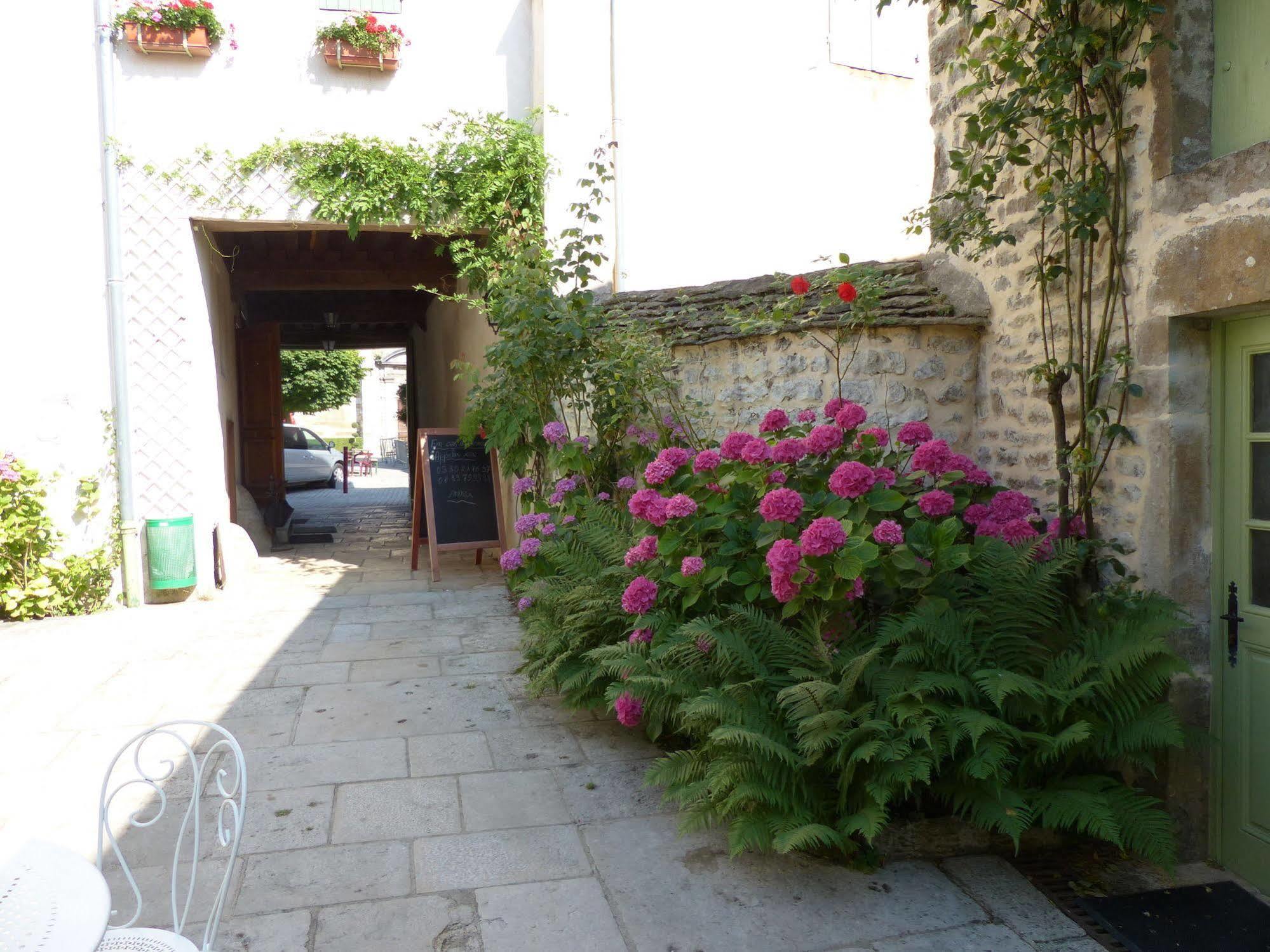 Hotel De La Halle Nolay  Exterior foto